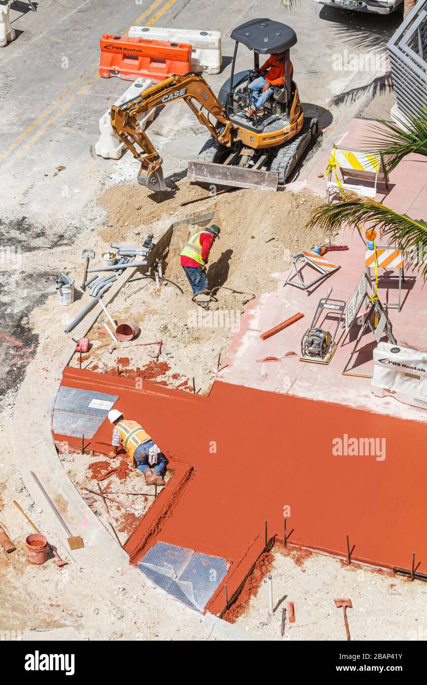 Miami Beach Florida, Ocean Drive, in costruzione nuovo cantiere costruttore, ristrutturazione, riparazione, strada della città, sostituzione, uomo uomini maschio adulti, worke Foto Stock