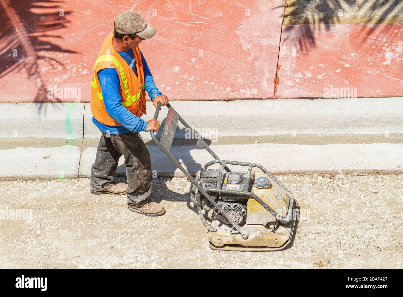 Miami Beach Florida, Ocean Drive, in costruzione nuovo cantiere costruttore, ristrutturazione, riparazione, strada della città, sostituzione, uomo uomini maschio adulti, worke Foto Stock