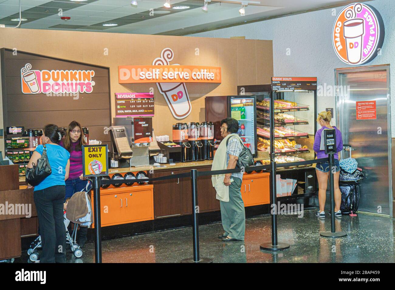 Miami Florida International Airport mia,Dunkin' Donuts,food,coffee,barista,shopping shopper shoppers negozio negozi mercati di mercato di acquisto vendere Foto Stock