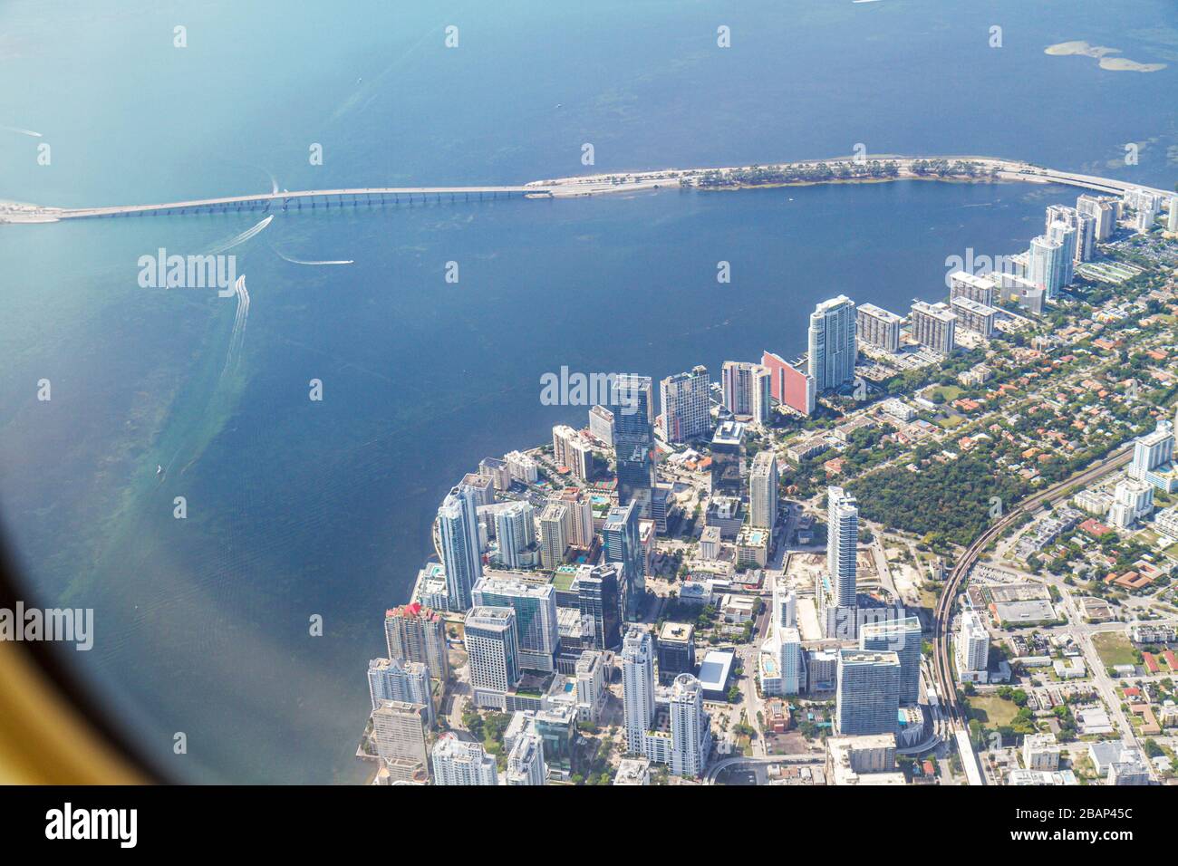 Miami Florida, volo in partenza da American Airlines, vista aerea dall'alto, vista sul finestrino, quartiere finanziario di Brickell, Key Biscayne, R. Foto Stock
