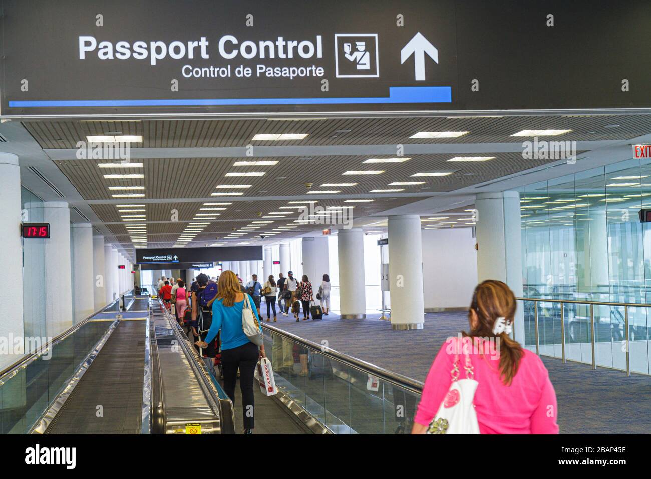 Miami Florida International Airport mia, passeggeri in arrivo, volo internazionale, controllo passaporti, strada mobile, marciapiede, FL110504003 Foto Stock