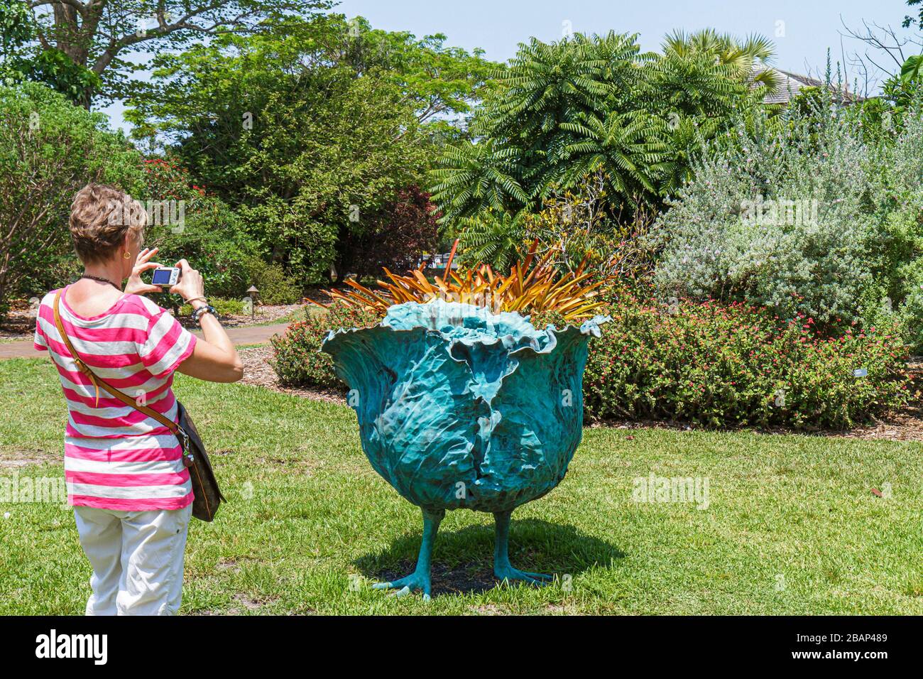 Miami Florida,Coral Gables,Fairchild Tropical Botanic Garden,mostra mostra artista in Bloom,scultura,arte d'arte,donna donna donna donna donna donna donna adulta Foto Stock
