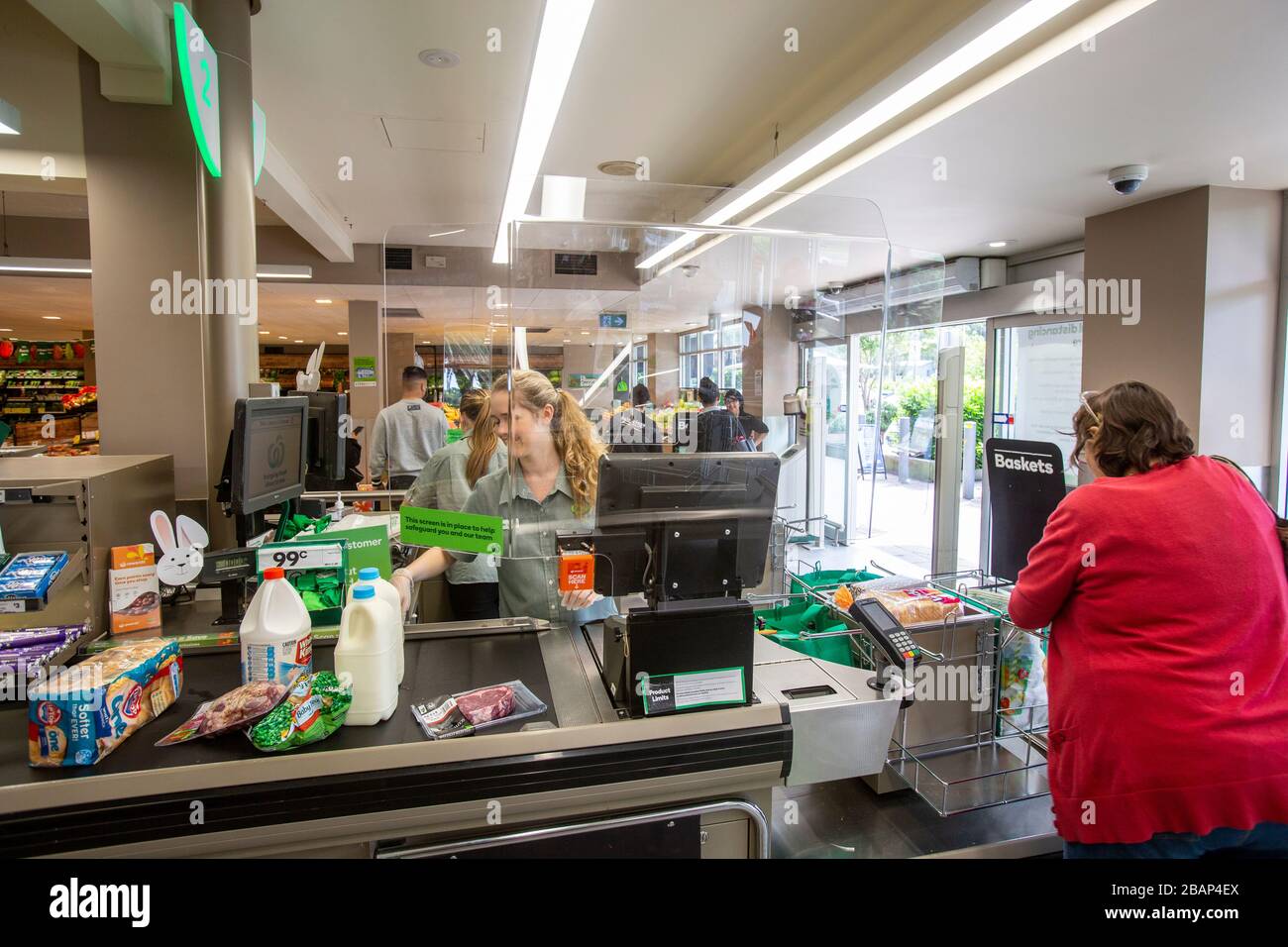 Woolworths supermercati sta installando l'installazione di schermi di protezione a checkout a livello nazionale per proteggere il suo personale dal Coronavirus. Foto Stock