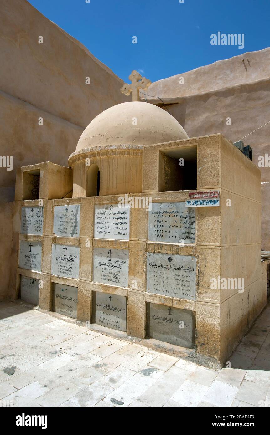 Il Cimitero dei Monaci al Monastero di San Bishoy, un monastero ortodosso copto fondato nel IV secolo d.C. a Wadi El-Natrun in Egitto. Foto Stock