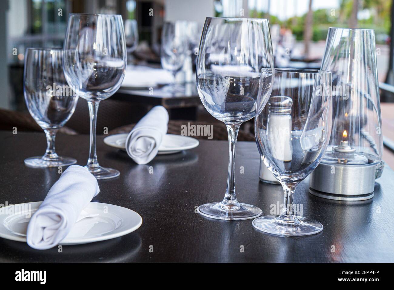 Miami Beach Florida, Ocean Drive, ristorante ristoranti, ristoranti, ristoranti, caffè, tavolo, ambiente, bicchieri, tavoli all'aperto sul marciapiede all'aperto, ristoranti, candela, Florida Foto Stock