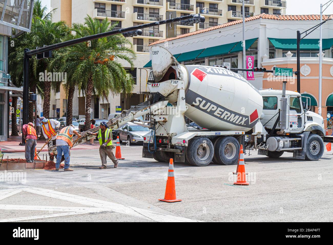 Miami Beach Florida, Ocean Drive, cemento camion, mixer, strada, sotto costruzione nuovo cantiere costruttore, equipaggio, riparazione, ristrutturazione, arancione traffico coni, visita Foto Stock