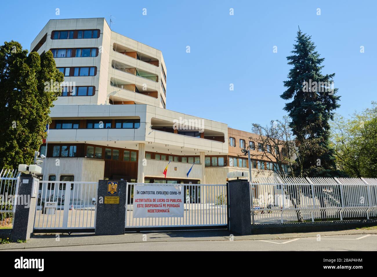 Bonn, Germania 26 marzo 2020: StreetView dell'ambasciata rumena dicendo che sono chiusi al pubblico a causa di Covid 19 Foto Stock
