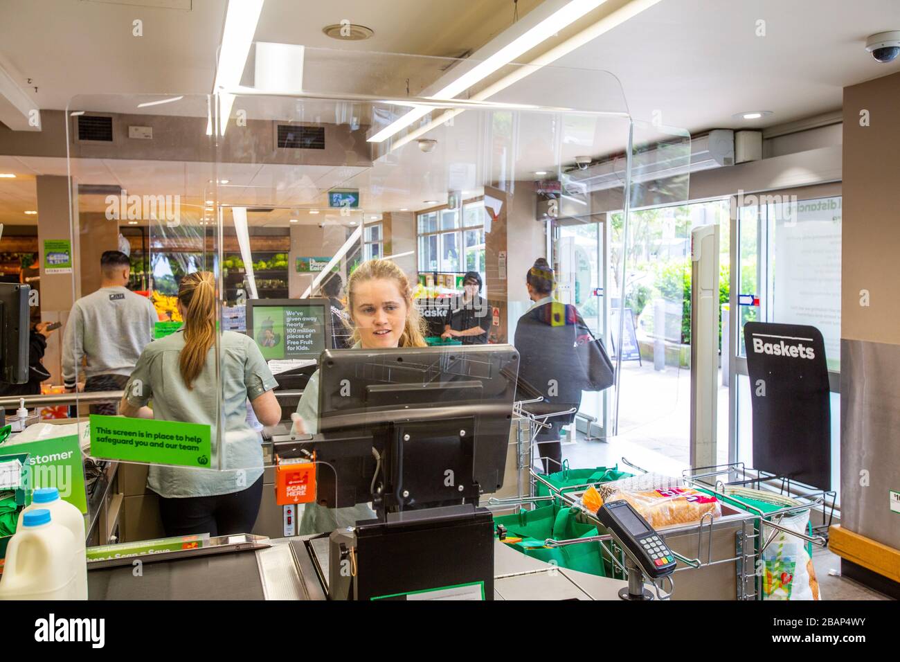 Woolworths supermercati sta installando l'installazione di schermi di protezione a checkout a livello nazionale per proteggere il suo personale dal Coronavirus. Foto Stock