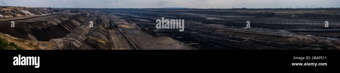 Garzweiler, Germania 07 marzo 2020: Ampia vista panoramica del sito di scavo del carbone marrone Foto Stock