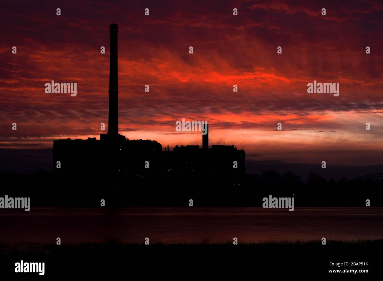 La spettacolare sagoma di una centrale elettrica all'alba Foto Stock