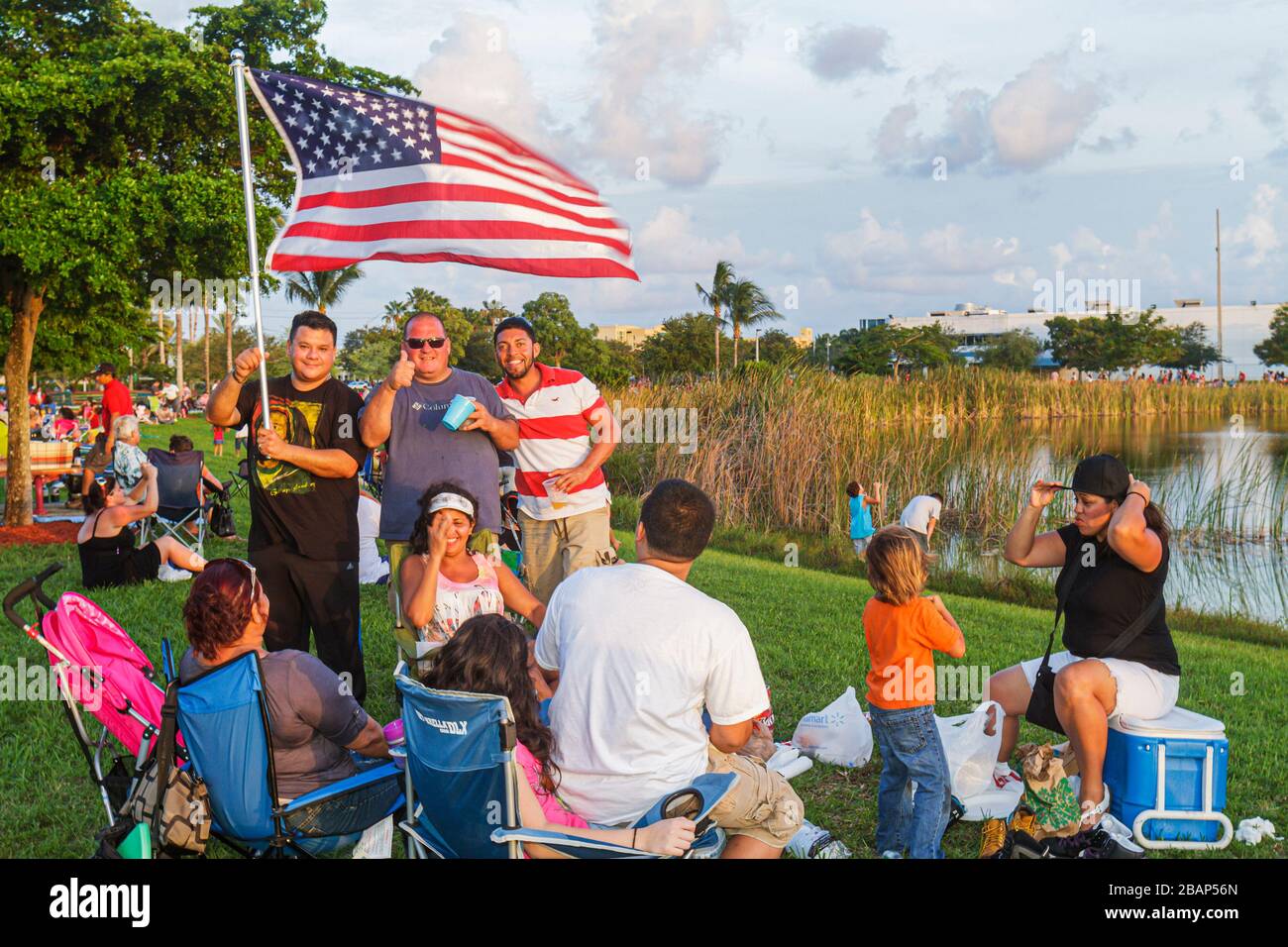 Miami, Florida, Doral, J. Bermudez Park, 4 luglio Ispanico famiglia famiglie genitori bambini bambini, famiglie, bandiera, uomo uomini maschio adulto adu Foto Stock