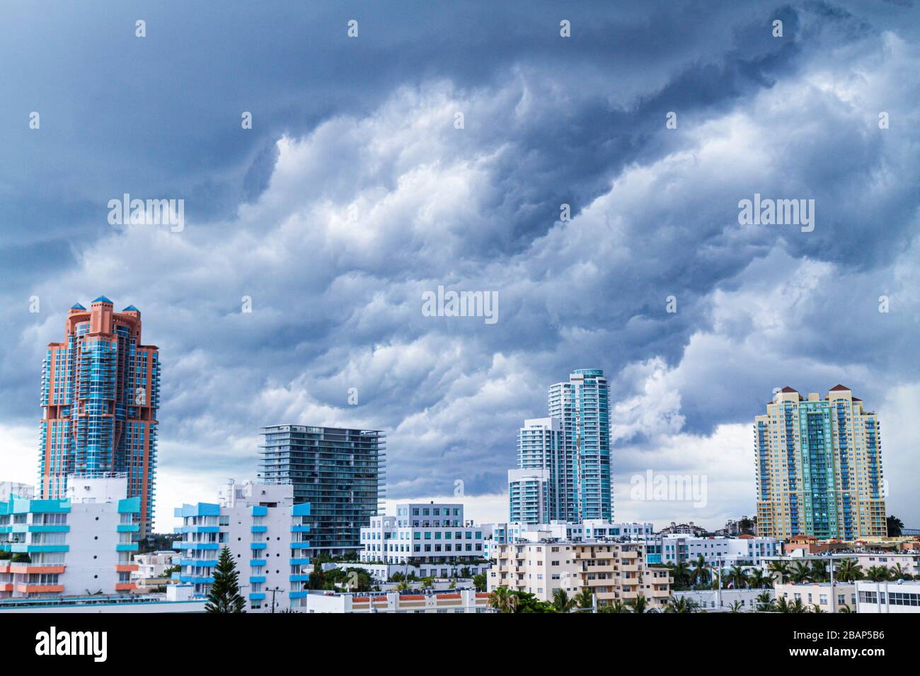 Miami Beach Florida, cielo, nuvole, tempesta, tempesta, ominosa, alta altezza, edifici condominali, skyline della città, FL110825011 Foto Stock