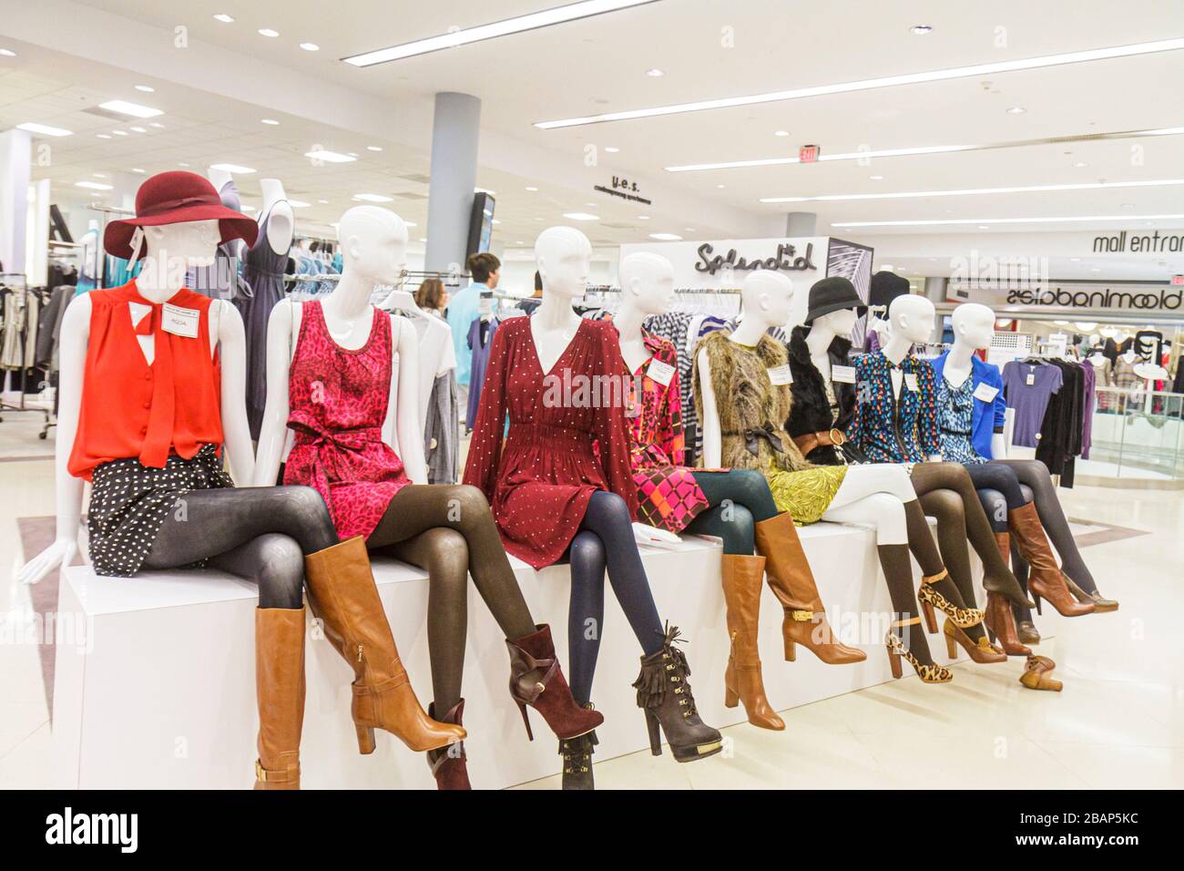 Miami Florida,Aventura Mall,vendita case espositore,lusso,grandi magazzini,Bloomingdale's,donna,abbigliamento uomo,mannequins,FL110825109 Foto Stock