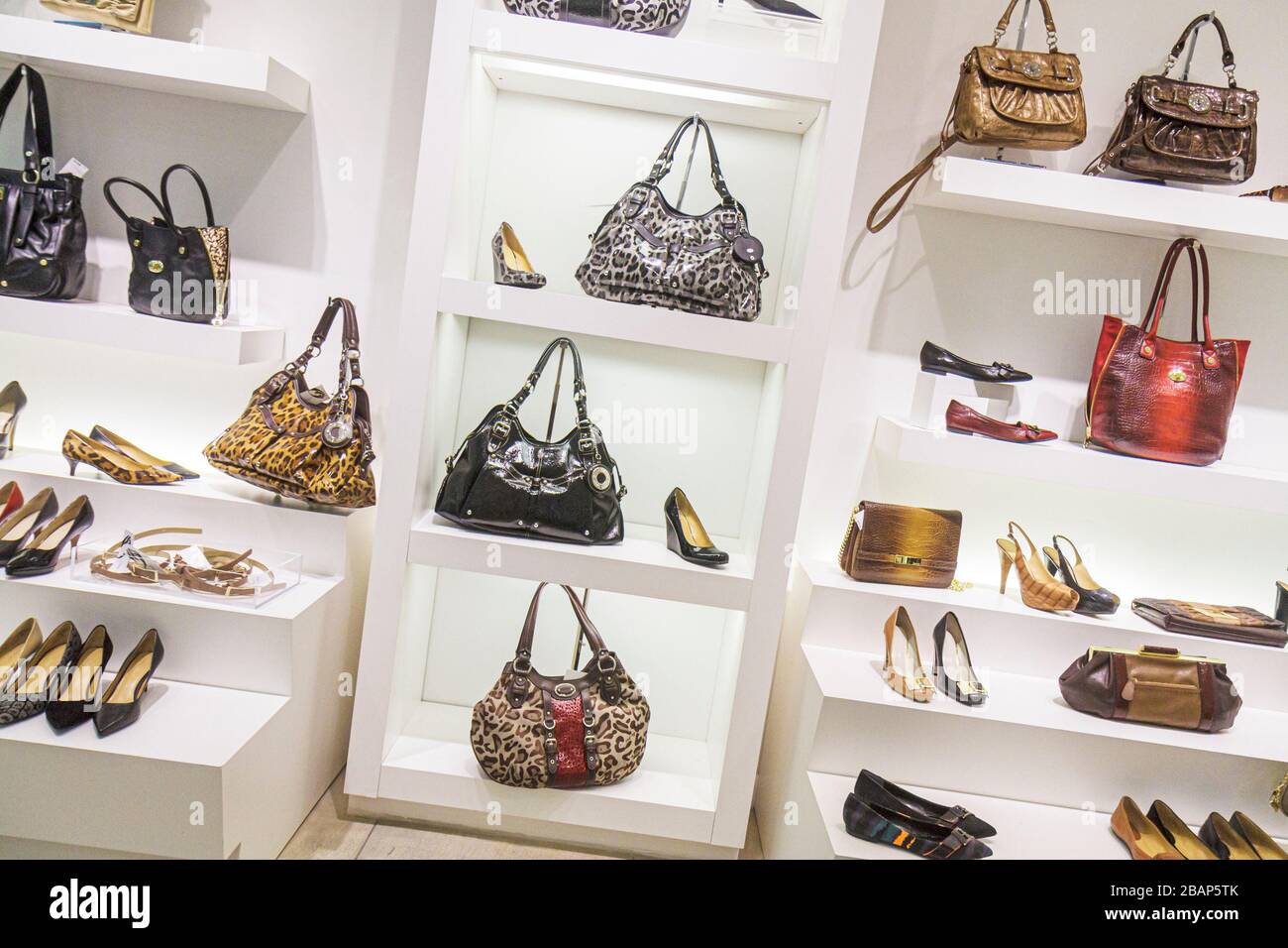 Negozio scarpe nove sale