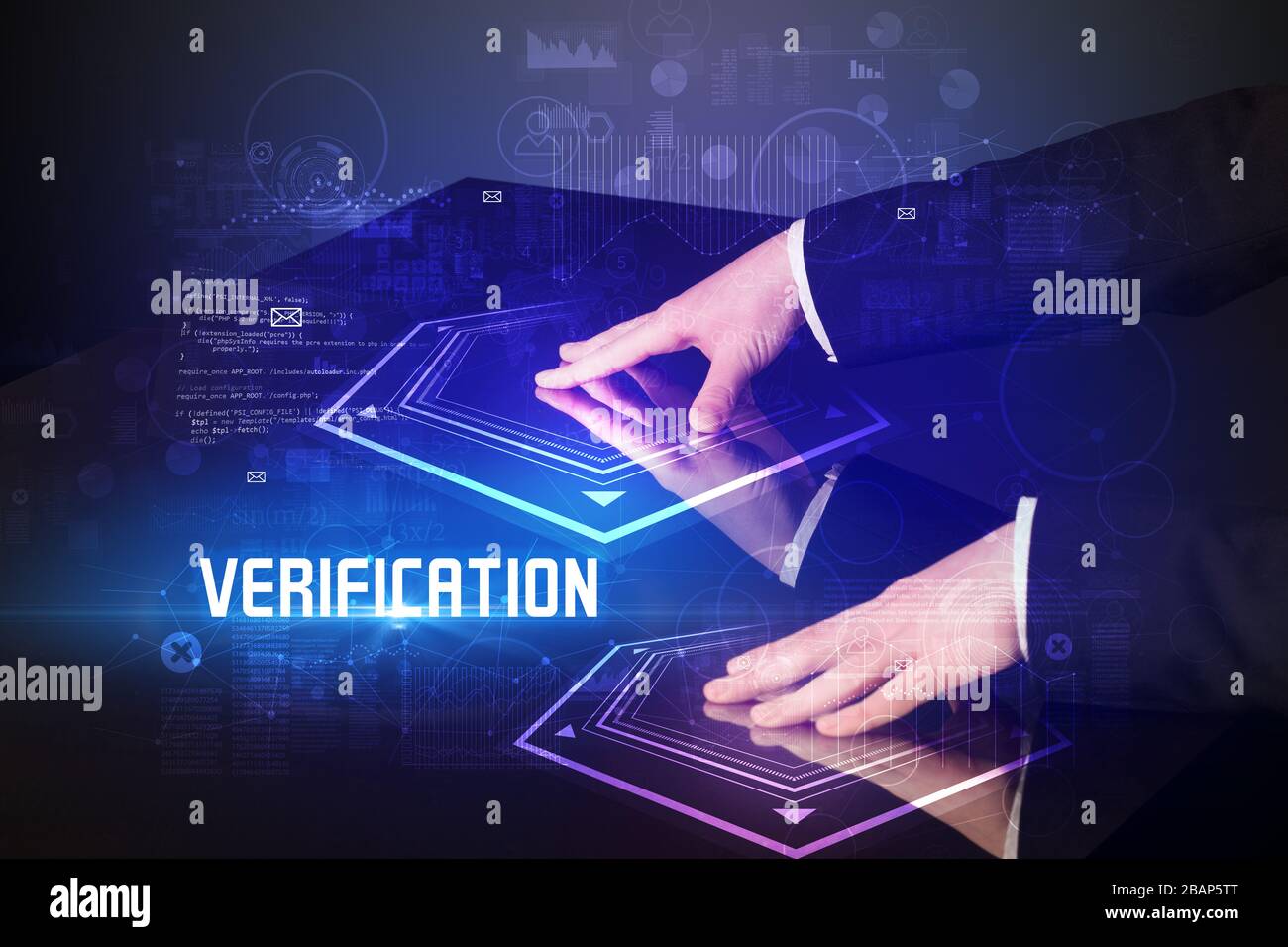 Tabella digitale toccante a mano con iscrizione DI VERIFICA, nuovo concetto di sicurezza di età Foto Stock