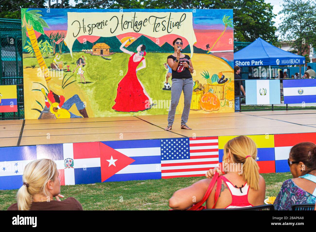 Miami Beach Florida,North Beach,Northshore Park,Ispan Heritage Festival,palcoscenico,cantante,cantare,performer,esibirsi,bandiere latino-americane,pubblico,wom Foto Stock