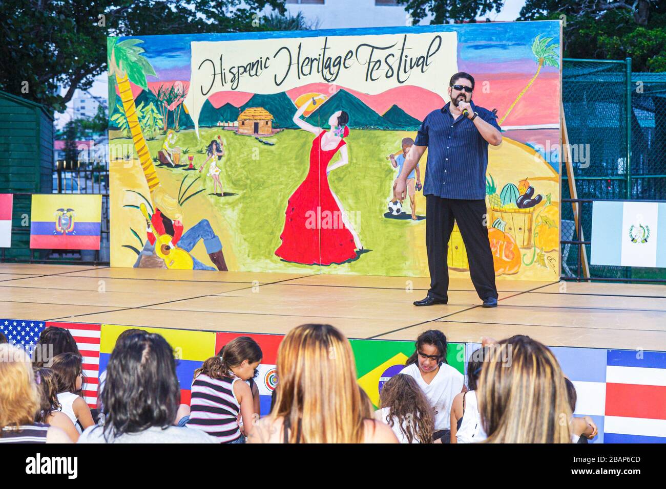 Miami Beach Florida,North Beach,Northshore Park,Ispan Heritage Festival,pubblico,palcoscenico,murale,uomo uomini maschio adulti,cantante,canto,performer,per Foto Stock