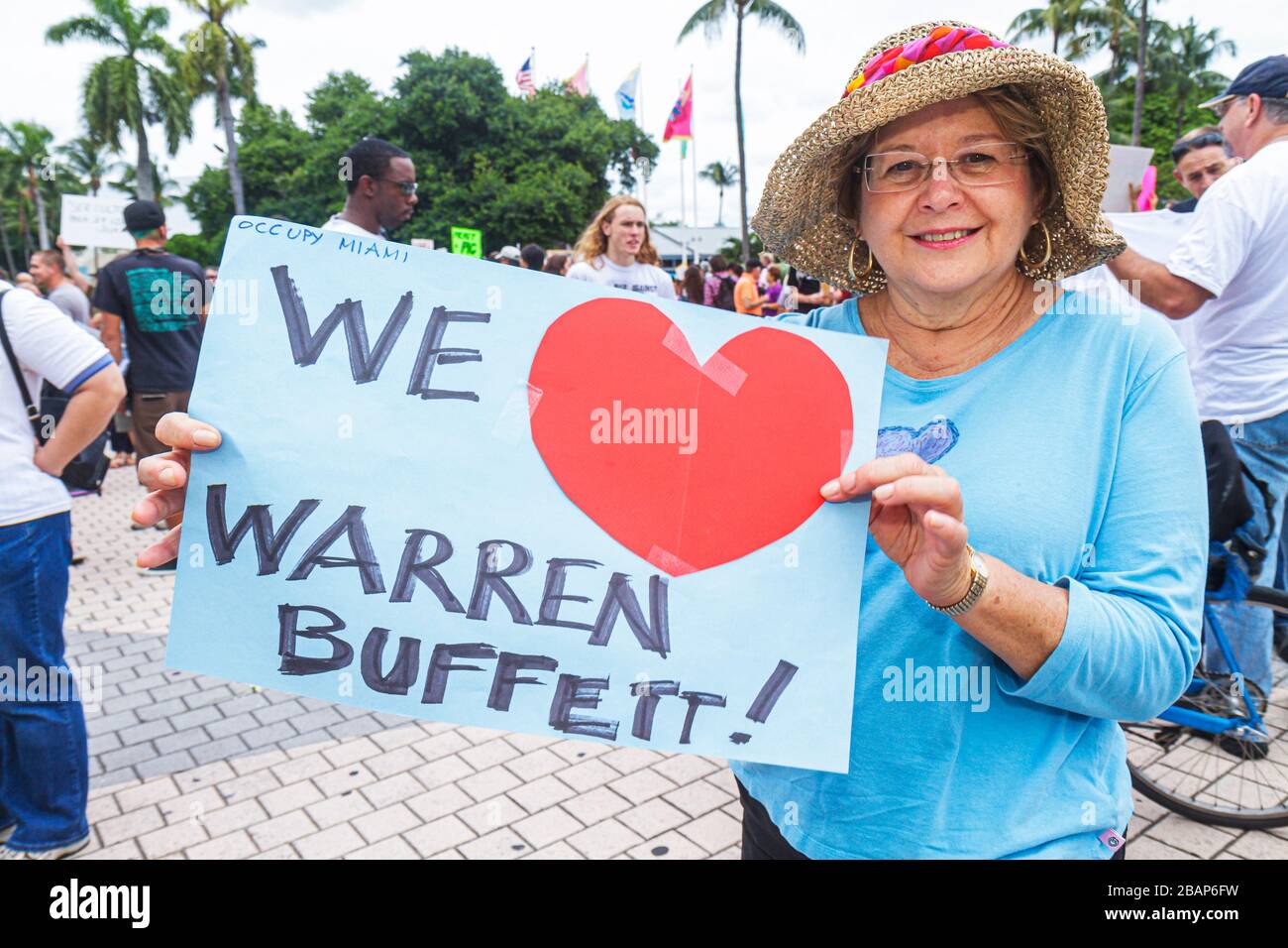 Miami Florida,Biscayne Boulevard,Freedom Torch,Occupy Miami,dimostrazione,protesta,manifestanti,anti Wall Street,banche,avidità aziendale,segno,poster,messag Foto Stock