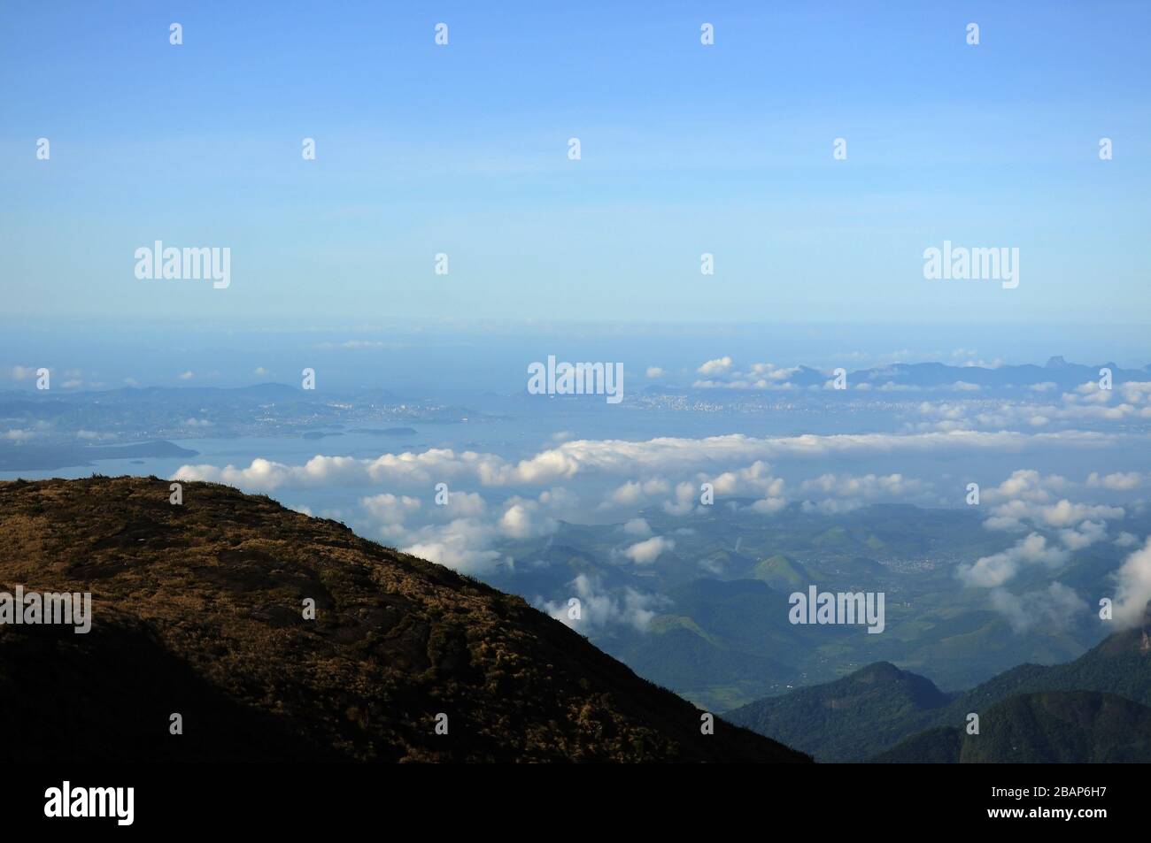 Vista di Pedra do Açú (245 m) nel Parco Nazionale della Serra dos Órgãos, al punto più alto della città di Petrópolis. Foto Stock