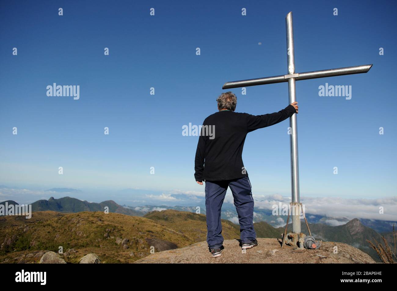 Petrópolis, Brasile, 13 marzo 2020. Gli uomini godono la vista dal Pico do Açú nel Parco Nazionale Serra dos Órgãos, al punto più alto della città di PE Foto Stock