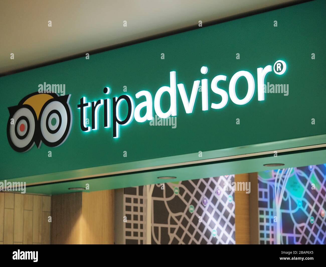 Il logo di TripAdvisor è riportato su un cartello all'aeroporto intercontinentale George Bush di Houston, settembre 2018 Foto Stock