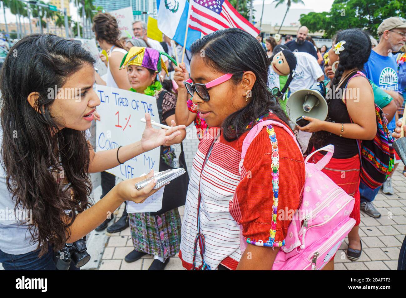 Miami Florida,Biscayne Boulevard,Freedom Torch,Occupy Miami,dimostrazione,protesta,manifestanti,anti Wall Street,banche,avidità aziendale,segno,poster,messag Foto Stock