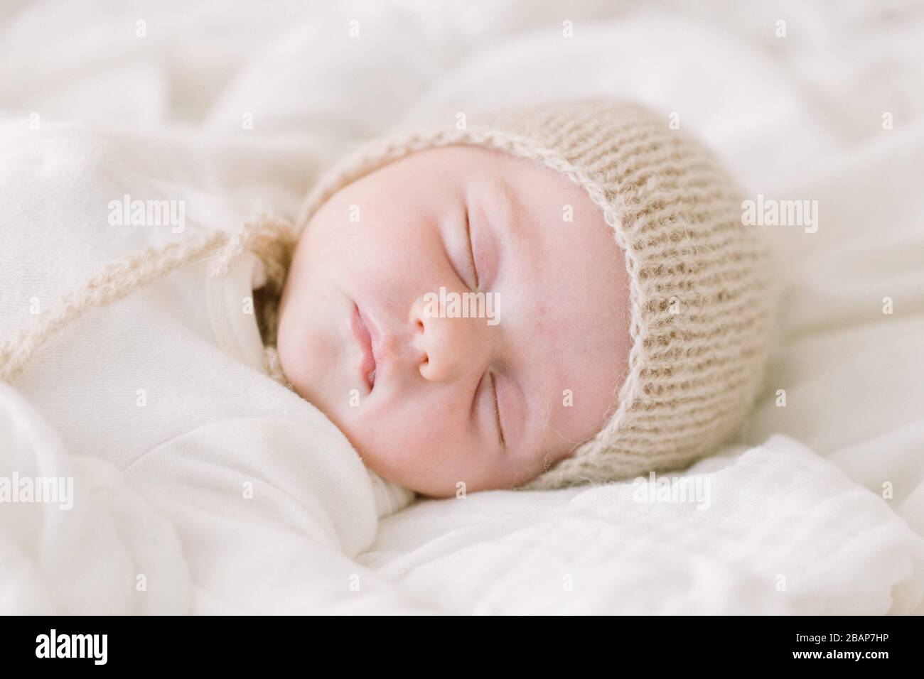neonato ragazza sdraiata sul letto closeup Foto Stock
