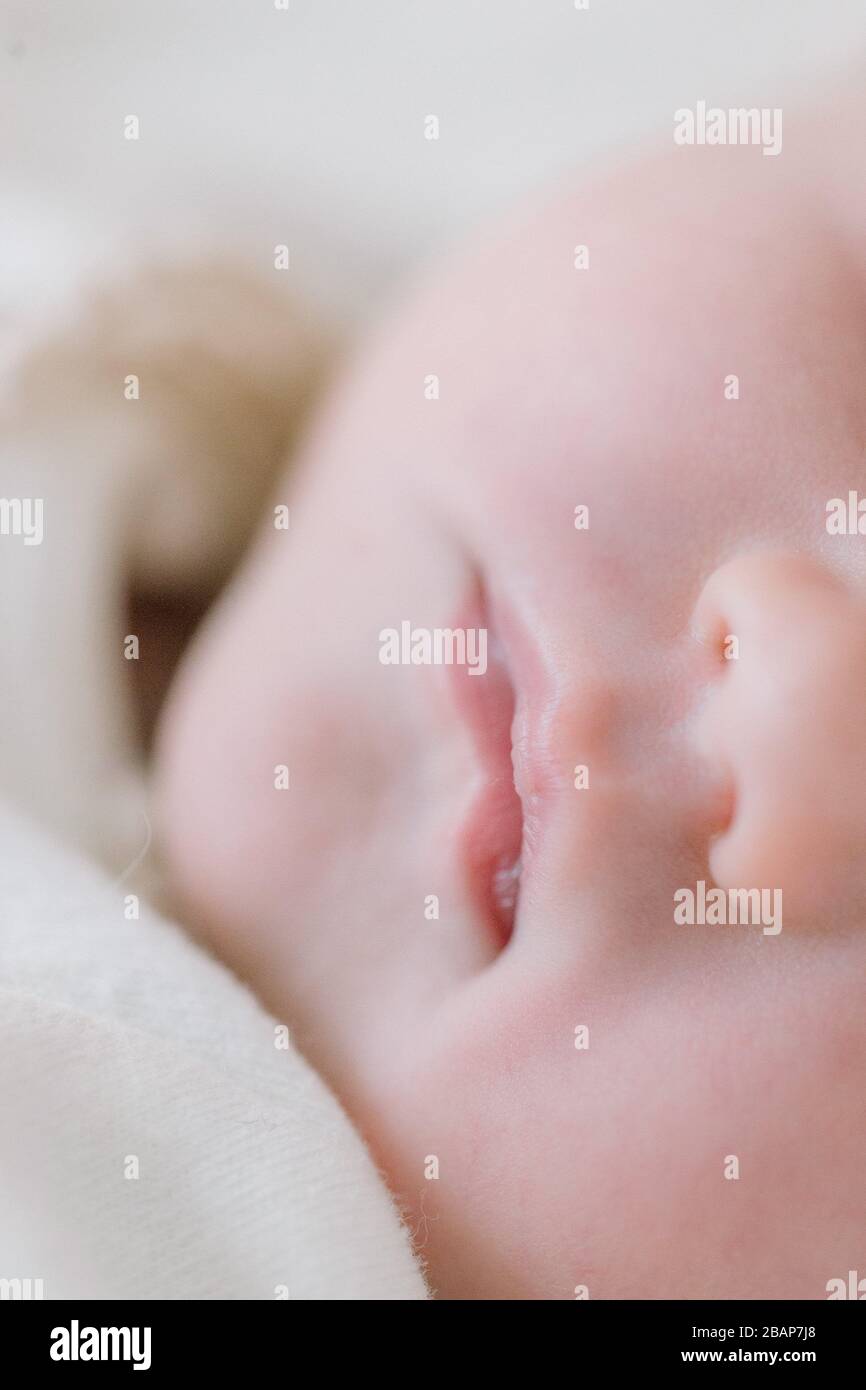 neonato ragazza sdraiata sul letto closeup Foto Stock