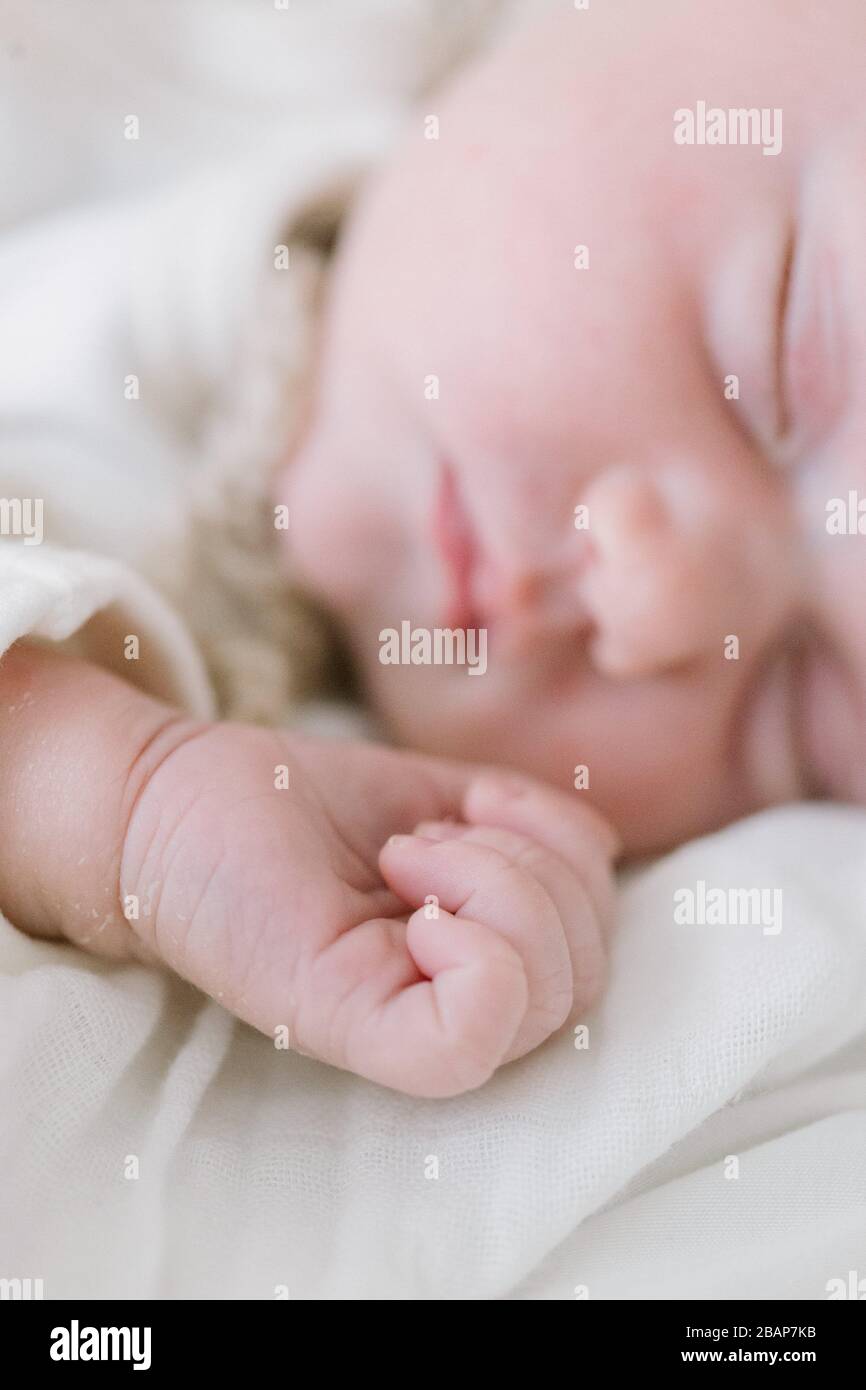 neonato ragazza sdraiata sul letto closeup Foto Stock