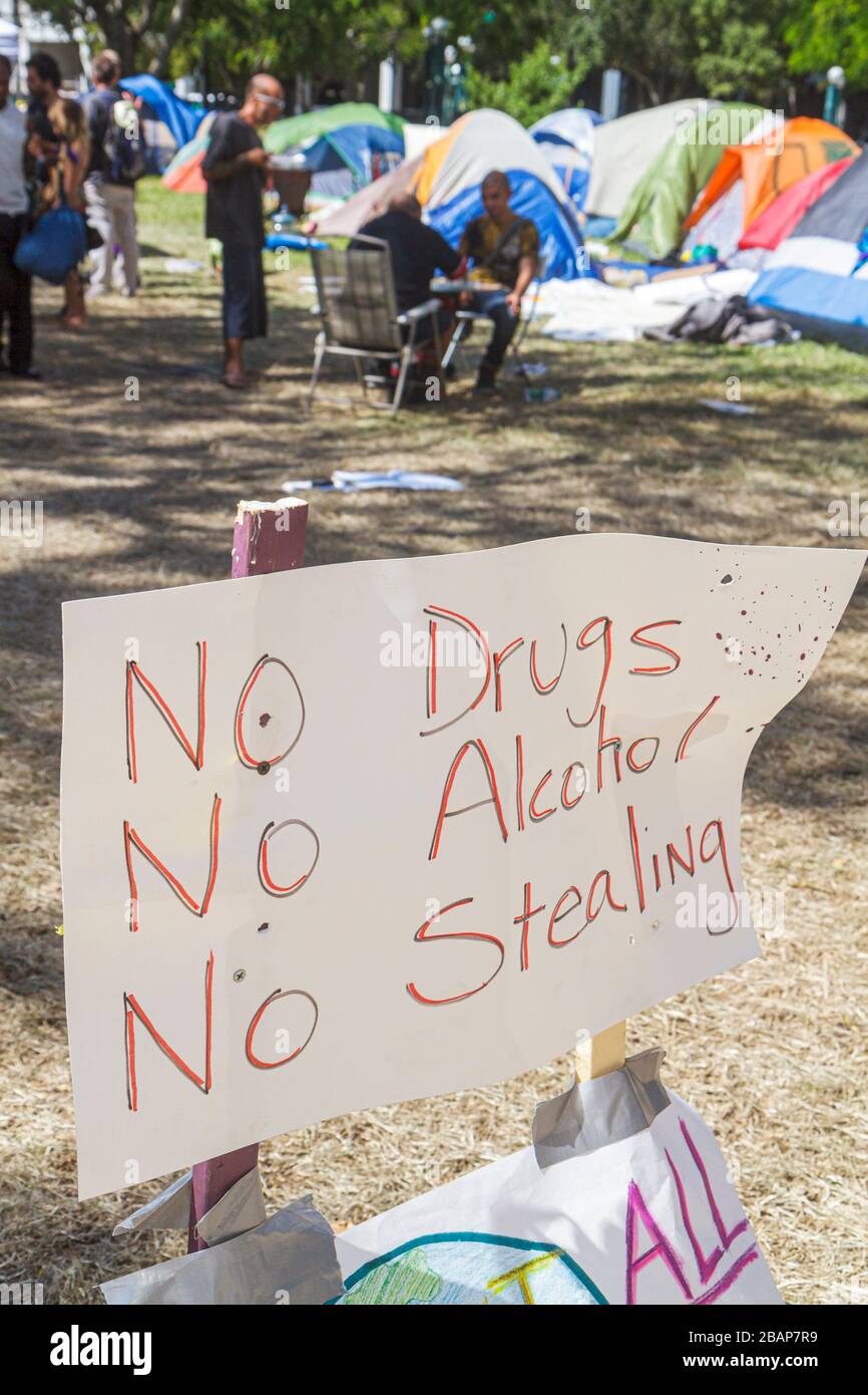 Miami Florida,Stephen P. Clark Government Center,centro,Occupy Miami,anti Wall Street movement,cartello,logo,no drugs alcool rubing,tende,campeggio,p Foto Stock