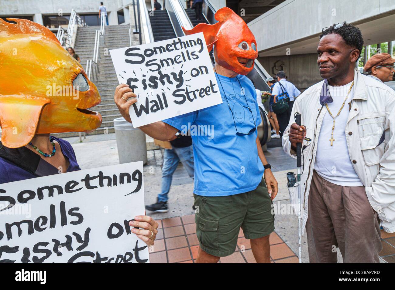 Miami Florida,Stephen P. Clark Government Center,centro,occupare Miami,dimostrazione,protesta,manifestanti,anti Wall Street,banche,avidità aziendale,segno,logo Foto Stock