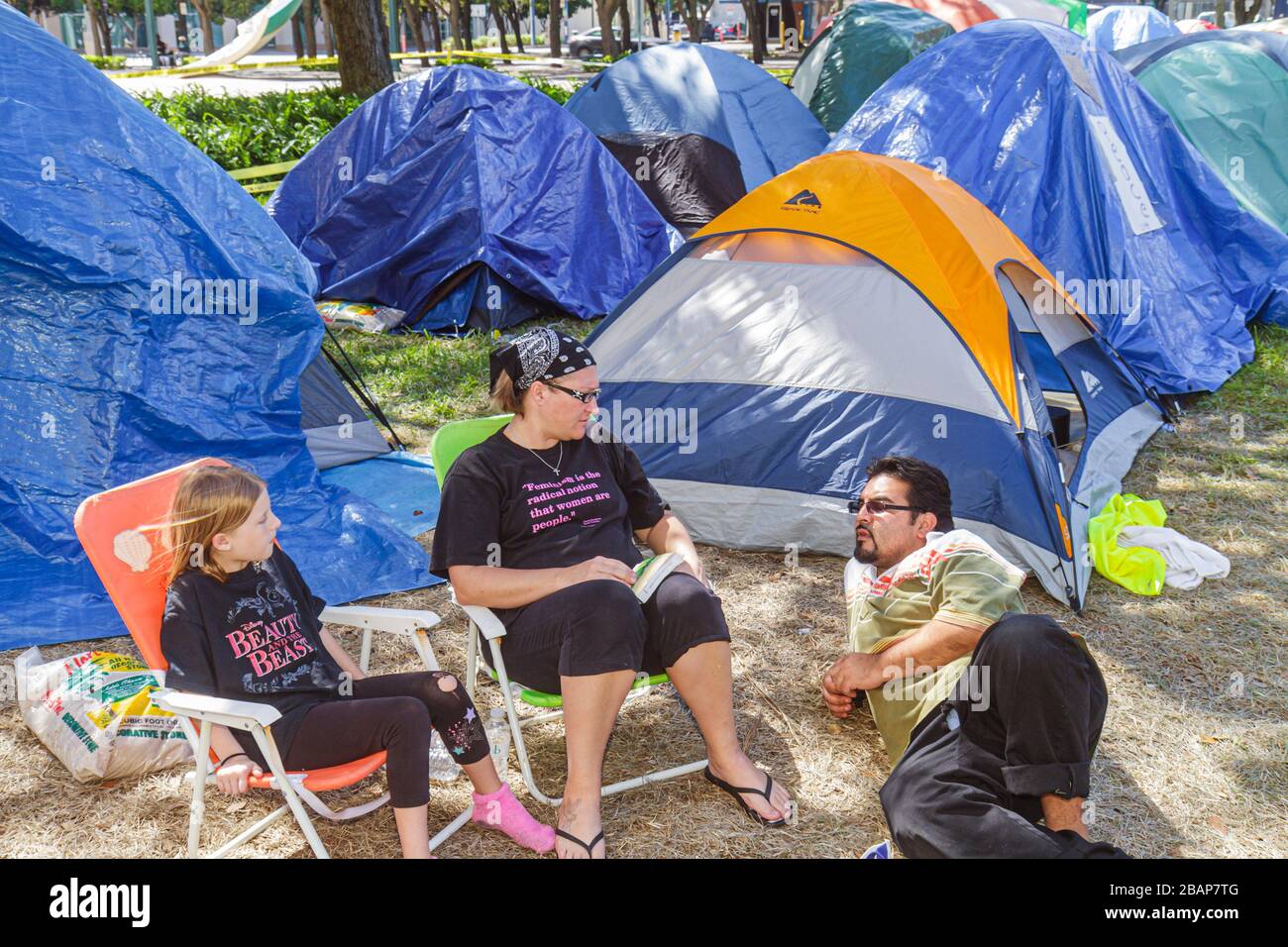 Miami Florida,Stephen P. Clark Government Center,centro,occupazione Miami,anti Wall Street movement,tende,campeggio,donna donna donna donna donna donna donna donna adulta, Foto Stock