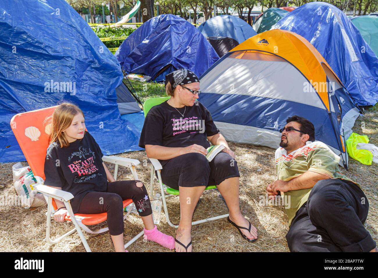 Miami Florida,Stephen P. Clark Government Center,centro,occupazione Miami,anti Wall Street movement,tende,campeggio,donna donna donna donna donna donna donna donna adulta, Foto Stock