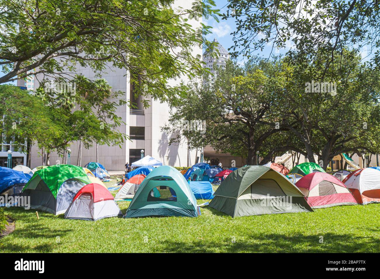 Miami Florida,Stephen P. Clark Government Center,centro,centro,occupare Miami,anti Wall Street movement,tende,campeggio,manifestanti,visitatori viaggio t Foto Stock