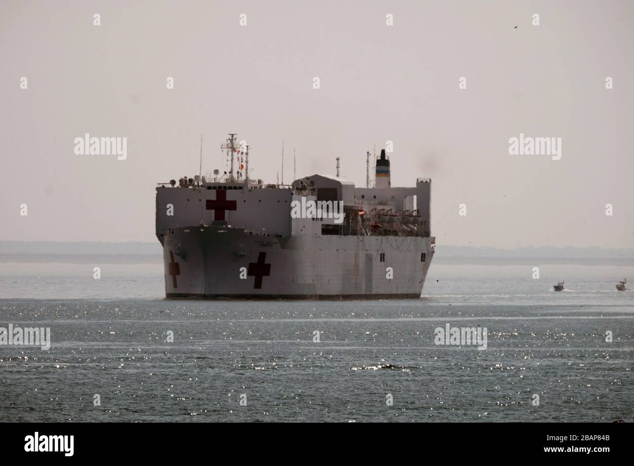 Norfolk, Stati Uniti. 28 Marzo 2020. La nave dell'ospedale militare Sealift Command USNS Comfort (T-AH 20) parte dalla stazione navale Norfolk, Virginia, 28 marzo 2020. Il comfort si sta sviluppando a sostegno degli sforzi di risposta del nationÕs COVID-19 e fungerà da ospedale di riferimento per pazienti non COVID-19 attualmente ammessi in ospedali a terra. In questo modo gli ospedali con sede a terra possono concentrare i propri sforzi sui casi COVID-19. Una delle missioni del Dipartimento di DefenseÕs è il sostegno alla difesa delle autorità civili. Credit: Storms Media Group/Alamy Live News Foto Stock