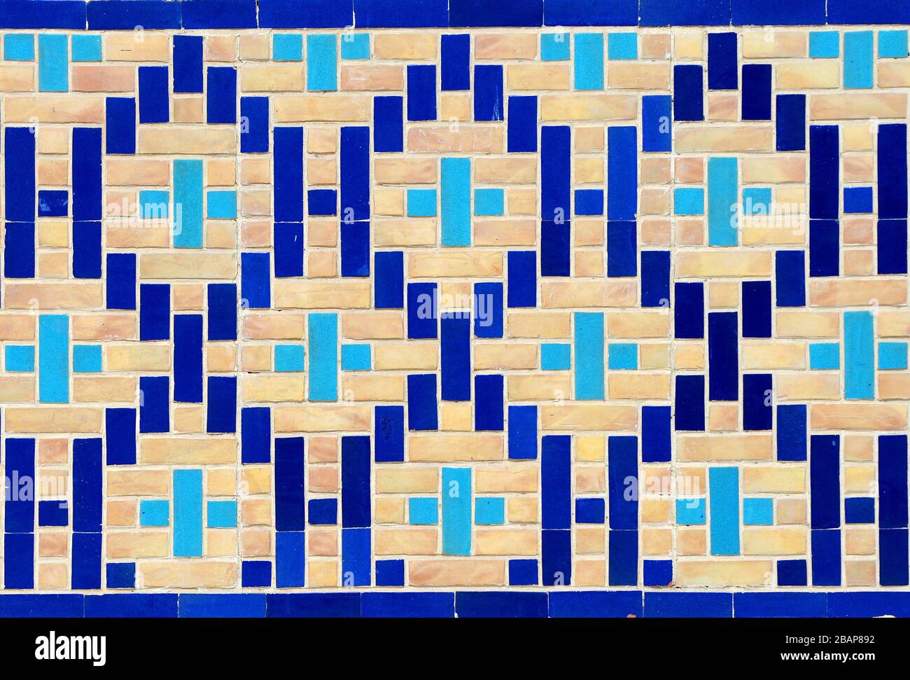 Piastrelle di ceramica simmetrica a UUUUugh Beg Madrasah. Situato in Piazza Registan, Samarkand, Uzbekistan. Ceramica nei toni del ciano e blu in mattoni. Foto Stock