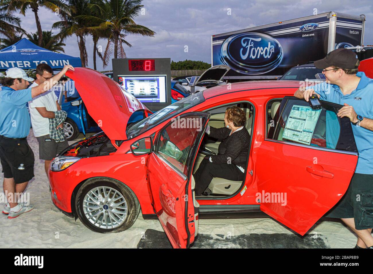 Miami Beach Florida,Lummus Park,Sleepless Night,event,Ford,produttore di automobili,nuovi modelli,automobili,vendita prodotti display,mostra co Foto Stock