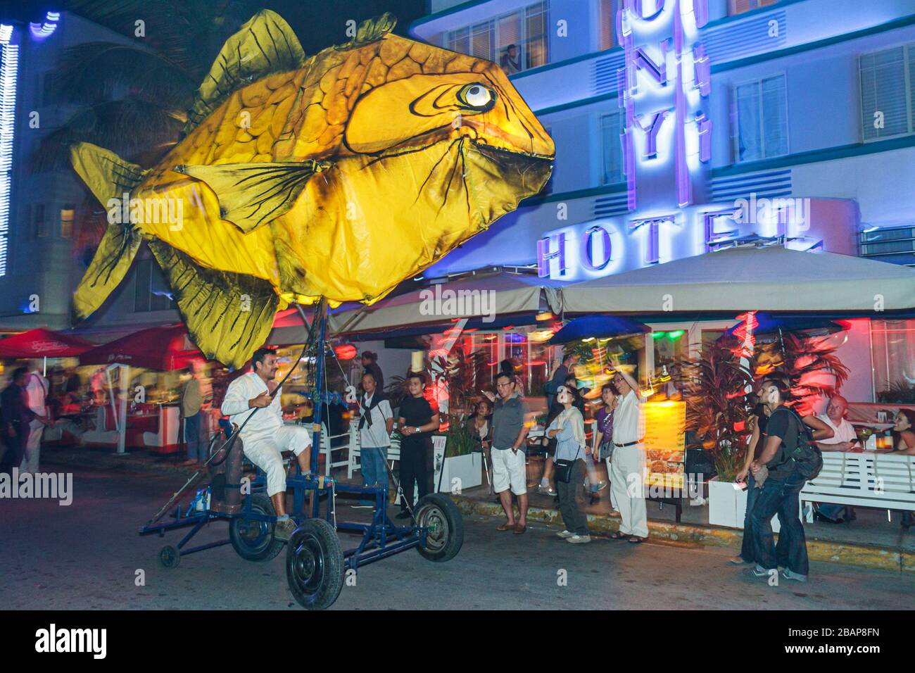 Miami Beach Florida,Ocean Drive,Notte senza posti letto,evento,Gruppo di teatri di strada di Barcellona Sarruga,artista Pakito Gutierrez,Immi etnici latini ispanici Foto Stock