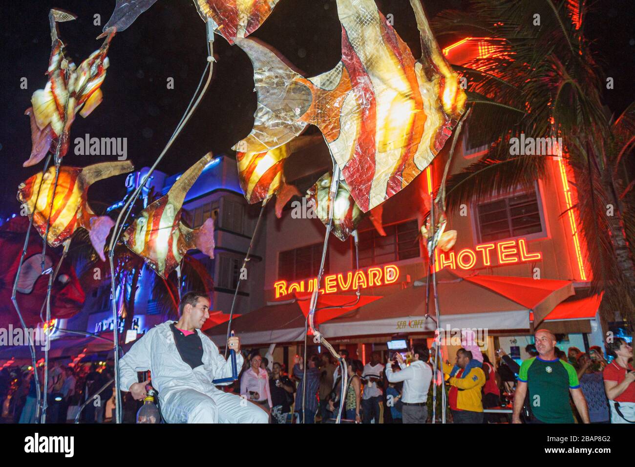 Miami Beach Florida,Ocean Drive,Notte senza posti letto,evento,Gruppo di teatri di strada di Barcellona Sarruga,artista Pakito Gutierrez,Immi etnici latini ispanici Foto Stock