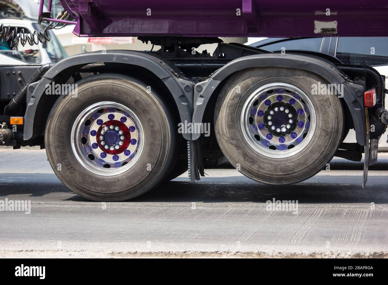 Chiangmai, Thailandia - 20 febbraio 2020: Assale sollevabile di Action Oil e Truck Tank Oil Truck. Su camion in strada n. 7.4, a 8 km dalla città di Chiangmai. Foto Stock