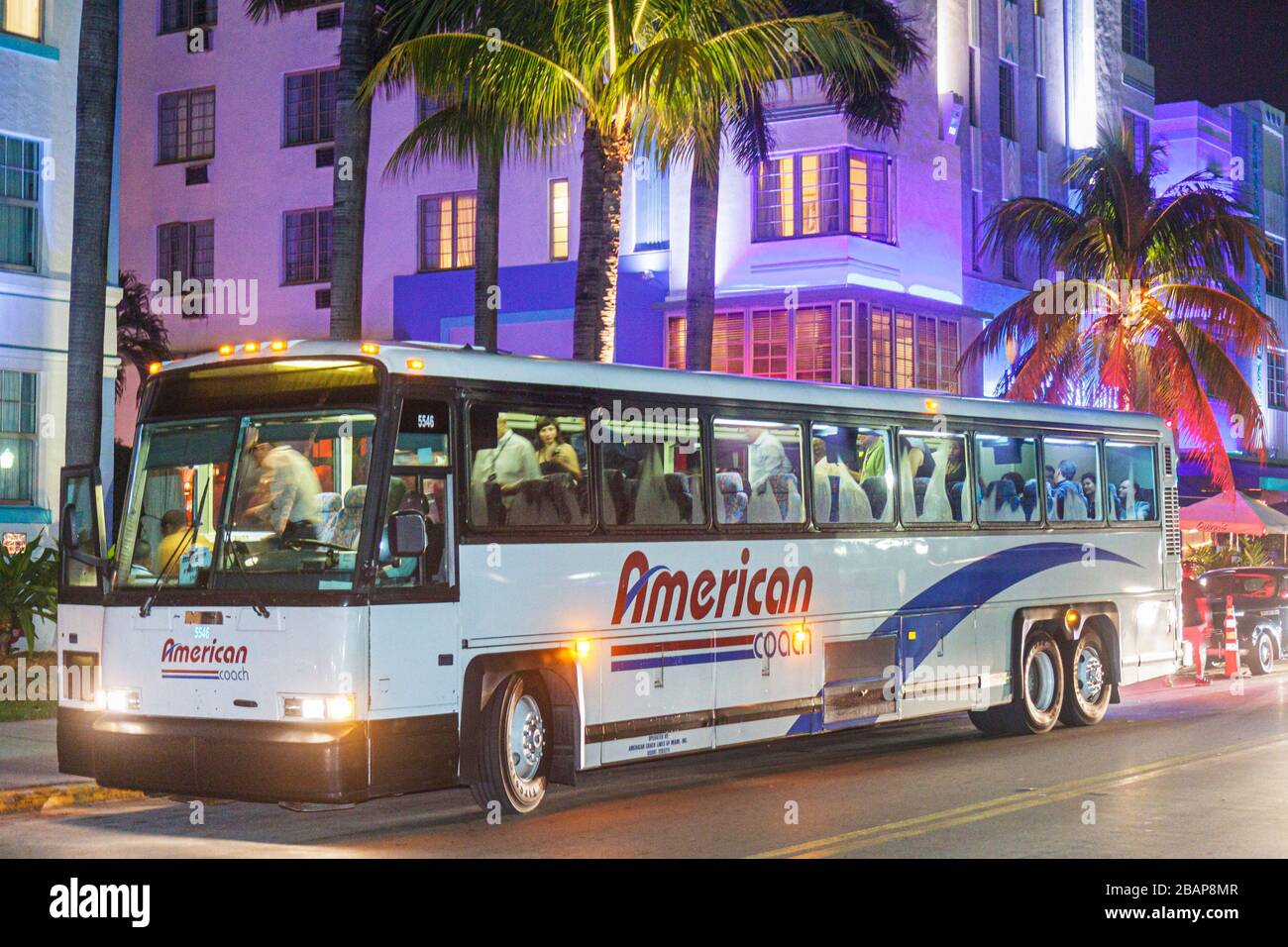 Miami Beach Florida, Ocean Drive, notte notturna sera dopo il tramonto, autobus, pullman, caduta dei passeggeri, hotel hotel alloggio motel motel motel, ristorante Foto Stock