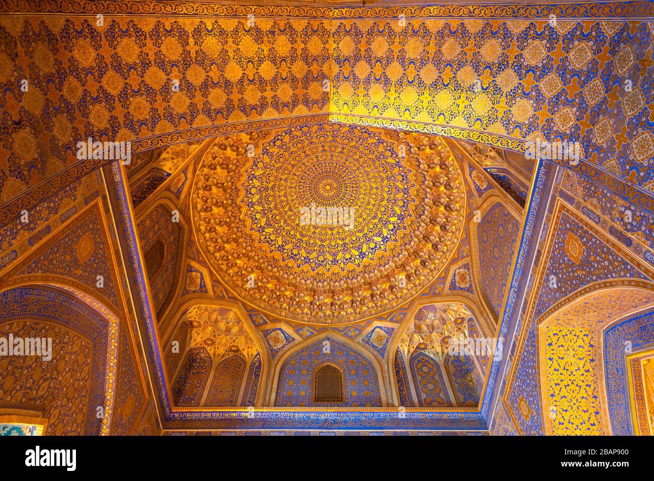 Interni di Tilya-Kori Madrasah e Moschea in Piazza Registan a Samarcanda, Uzbekistan. Decorazione geometrica dell'oro applicata con il metodo kyndal Foto Stock