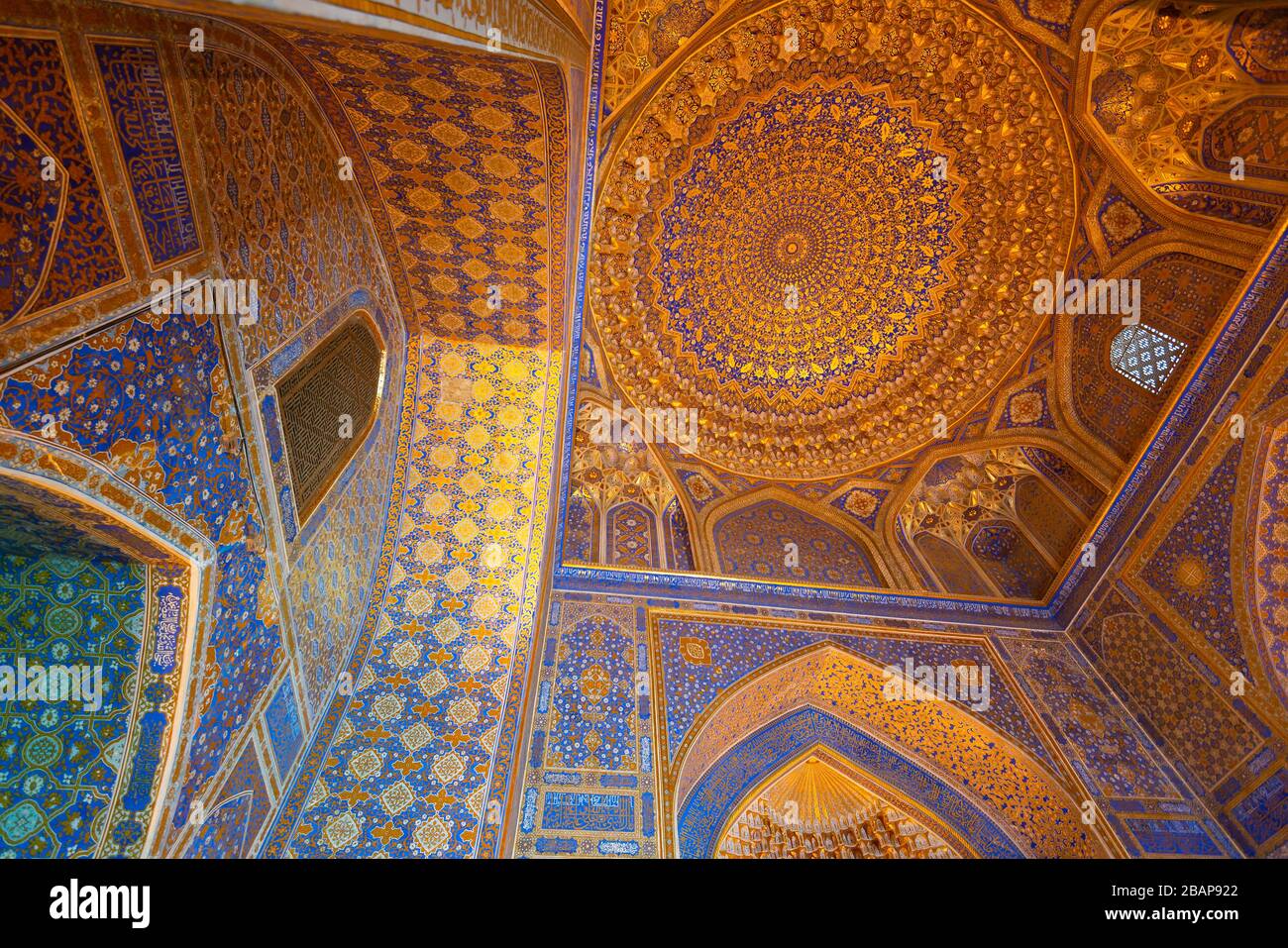 Interno della Moschea Tilya Kori e Madrasah in Piazza Registan. Decorazione d'oro applicata con il metodo kyndal. Samarcanda, Uzbekistan. Foto Stock
