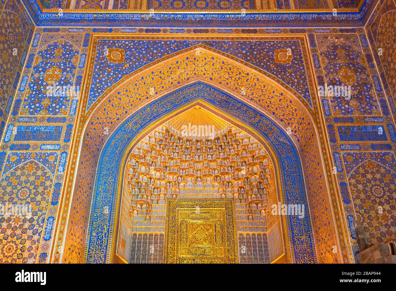 Parte anteriore della Moschea Tilya Kori e Madrasah in Piazza Registan, Samarcanda, Uzbekistan. Decorazione interna d'oro applicata con il metodo di kyndal. UNESCO. Foto Stock