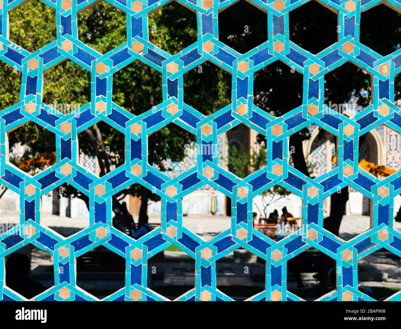 Piastrelle arabescate esagonali ornate modello in blu e ciano colori. Forma decorativa comune nelle costruzioni musulmane in Uzbekistan, Asia centrale Foto Stock