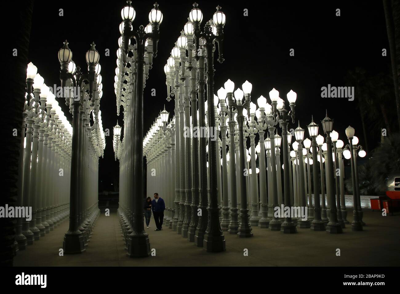 Los Angeles, Stati Uniti. 28 Marzo 2020. Una vista esterna dell'installazione di lampade da strada 'Urban Light' al di fuori del Los Angeles County Museum of Art (LACMA) al 5905 Wilshire Blvd il 28 marzo 2020 a Miracle Mile, Los Angeles, California, Stati Uniti. Urban Light è una scultura di montaggio su larga scala di Chris Burden situata all'ingresso di Wilshire Boulevard al Los Angeles County Museum of Art. L'installazione del 2008 consiste di lampade da strada restaurate degli anni '20 e '30. La maggior parte di loro una volta illuminava le strade della California del Sud. Los Angeles County Museum of Art (LACMA) Credit: Image Press A Foto Stock