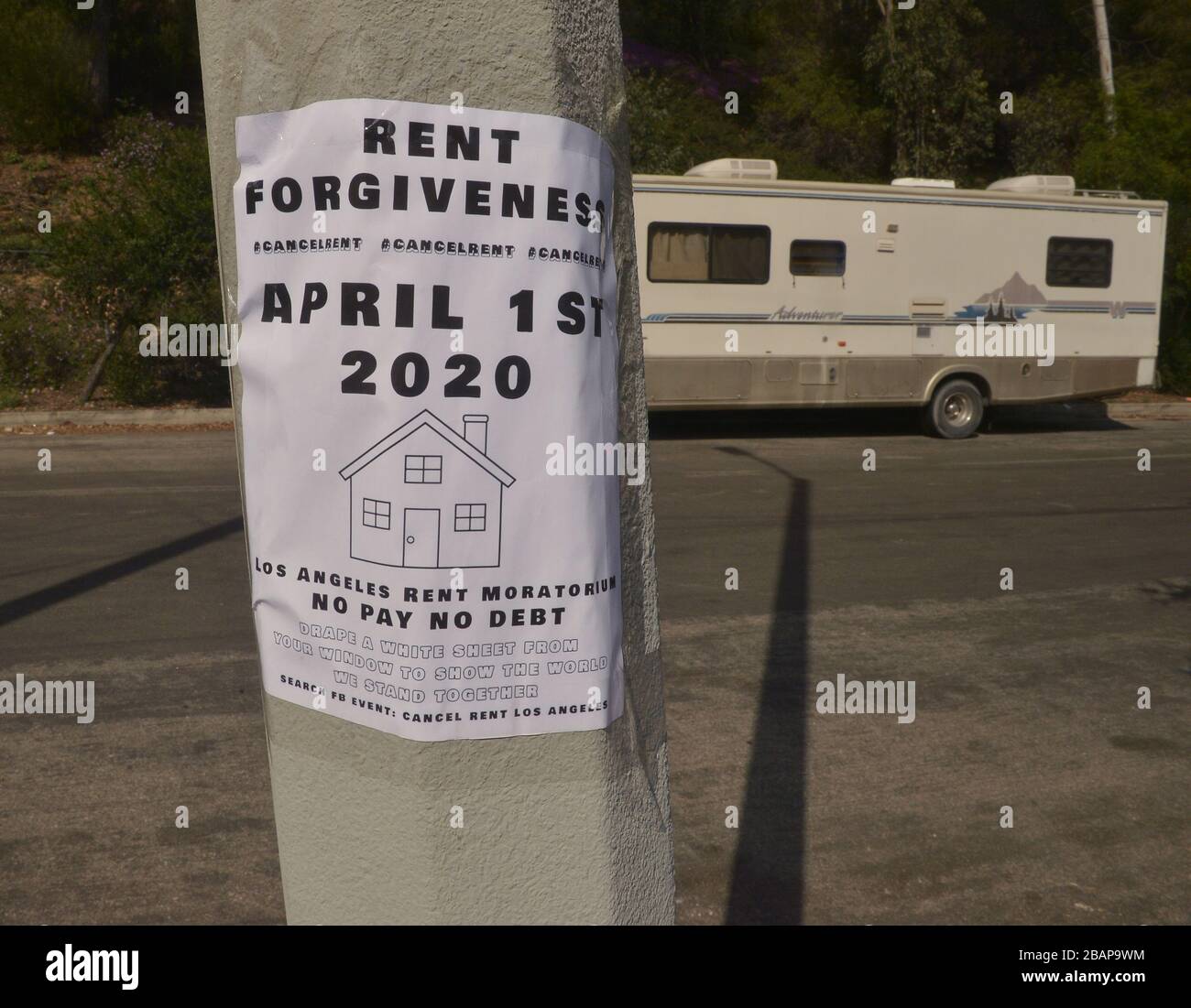 Los Angeles, Stati Uniti. 29 marzo 2020. Un segno richiede una moratoria di affitto vicino ad un luogo di incoronavirus di auto-prova a Los Angeles il sabato 3 marzo 2020. Foto di Jim Ruymen/UPI Credit: UPI/Alamy Live News Foto Stock