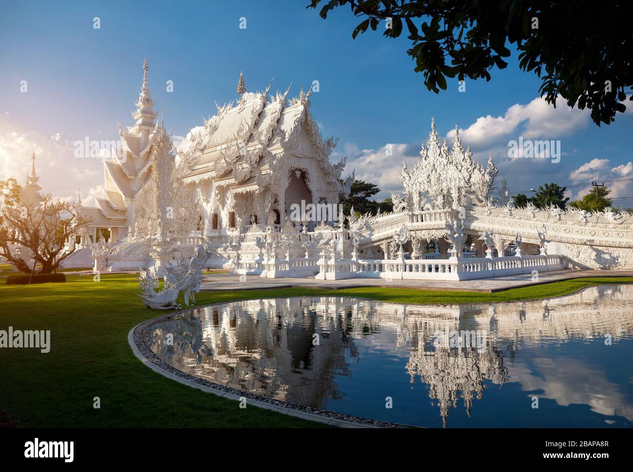 Wat Rong Khun il tempio bianco con la riflessione nello stagno in Chiang Rai, Thailandia. Foto Stock