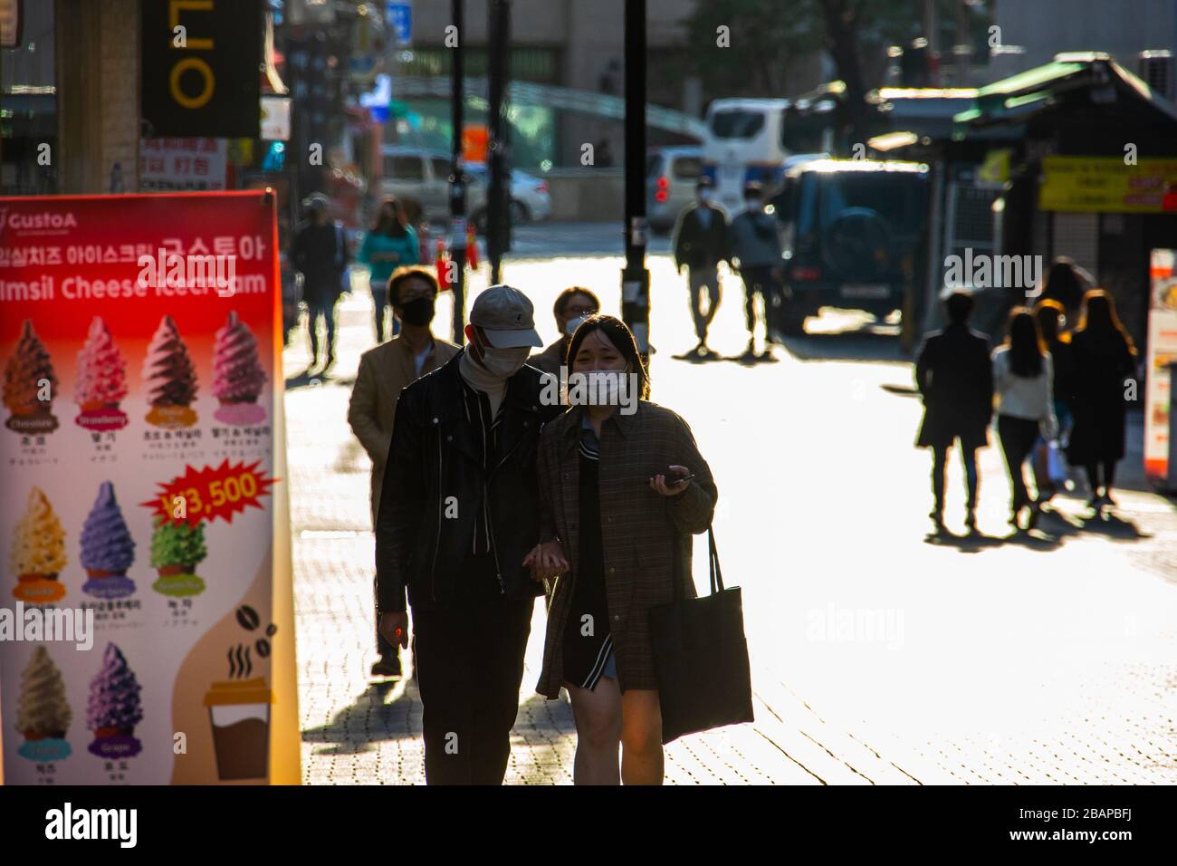 Giovane coppia che indossa maschere durante la pandemia di Coronavirus, Seoul, Corea del Sud Foto Stock