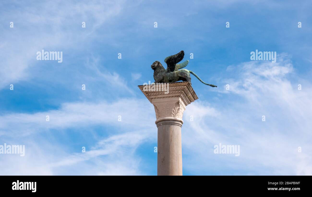 Top torre scultura del leone alato di Venezia al Palazzo Ducale come simbolo veneziano, Venezia, Italia, estate, closeup, dettagli Foto Stock